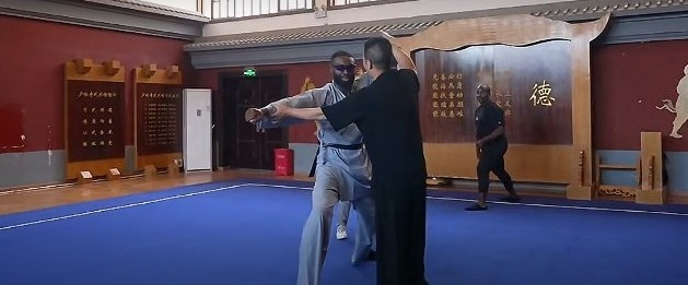 杰伦·布朗少林寺习武,NBA球星中国行新玩法 杰伦·布朗少林寺习武,NBA球星中国行新玩法