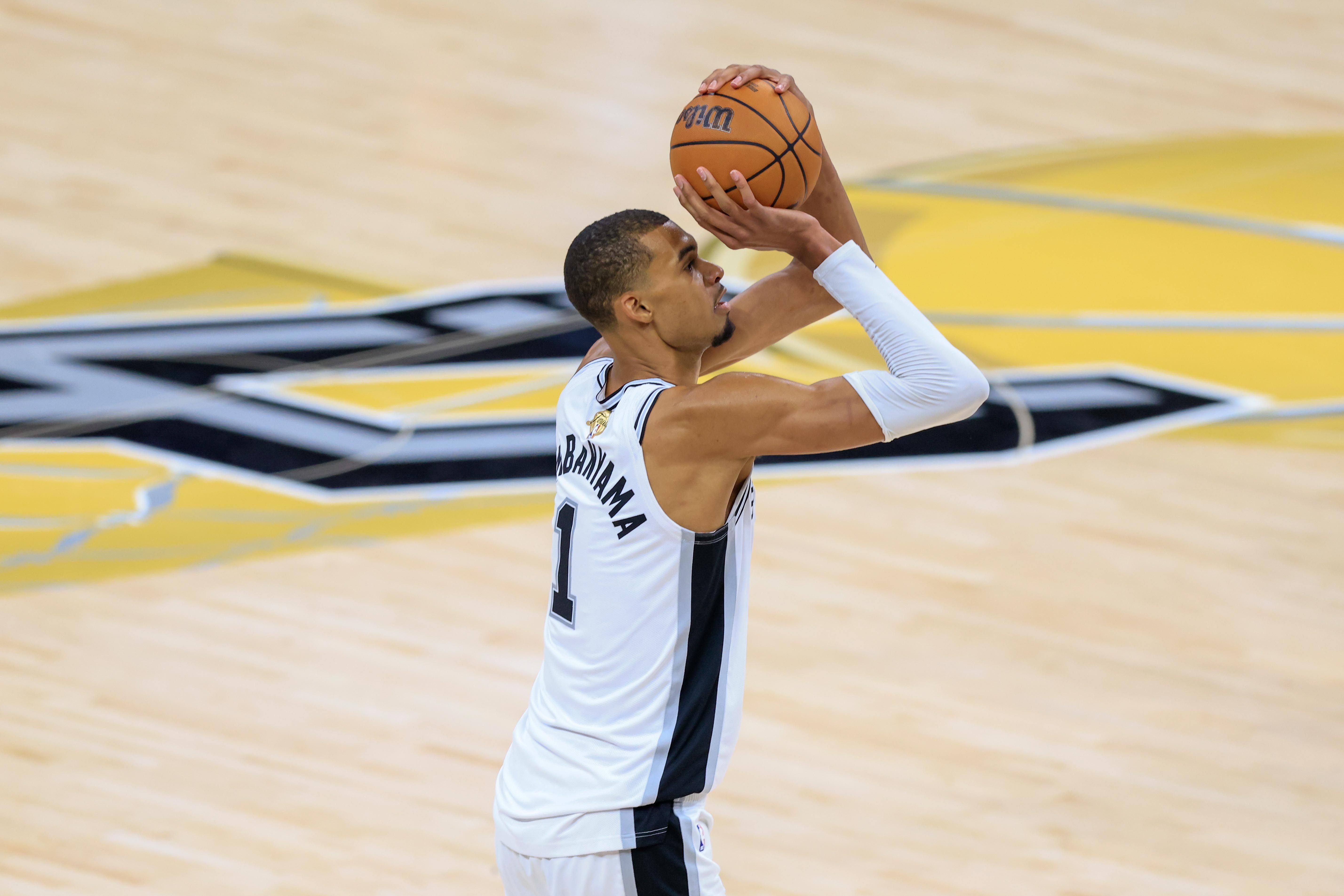 文班32+8+6+2+3终结尼克斯13连胜 马刺主场扳回一城