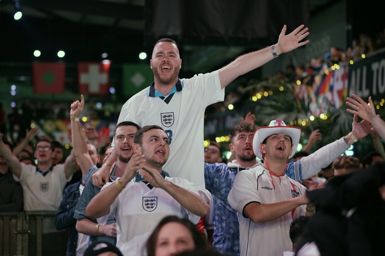 英格兰球迷涌入达拉斯射击场 体验枪支文化