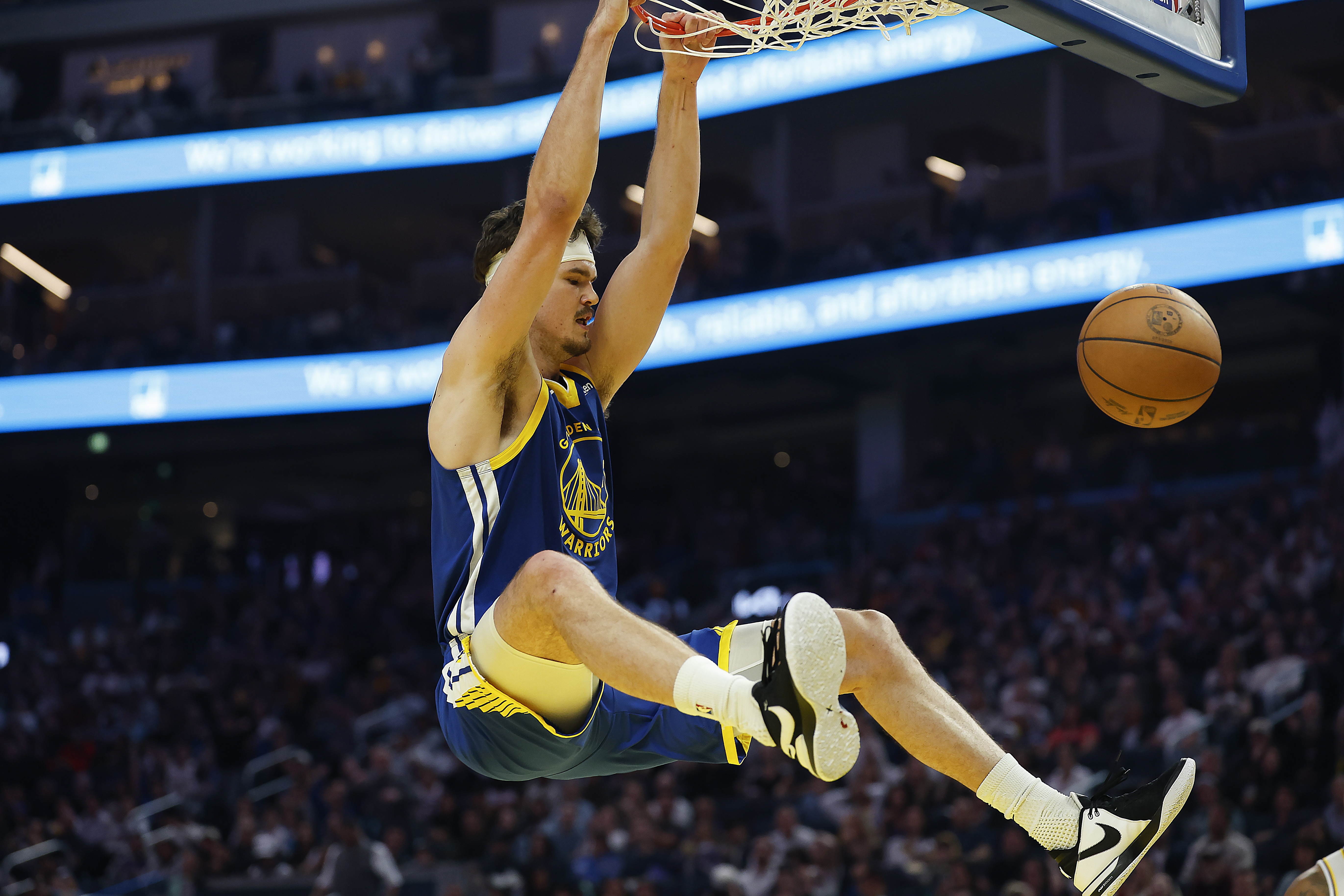 湖人2年2000万报价库明加 年薪与52号秀波斯特持平 湖人2年2000万报价库明加 年薪与52号秀波斯特持平