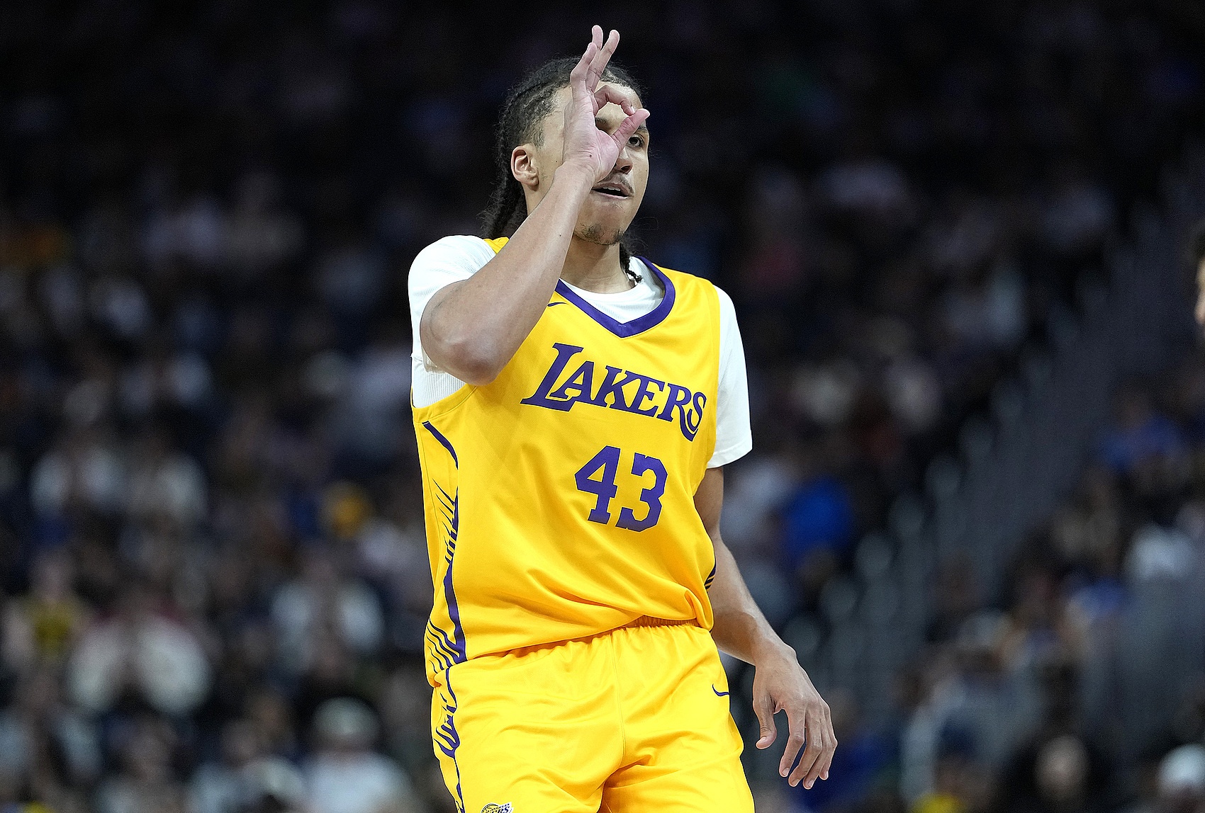 湖人24号秀卡尔18分称夏联意义重大:防守仍需精进 湖人24号秀卡尔18分称夏联意义重大:防守仍需精进