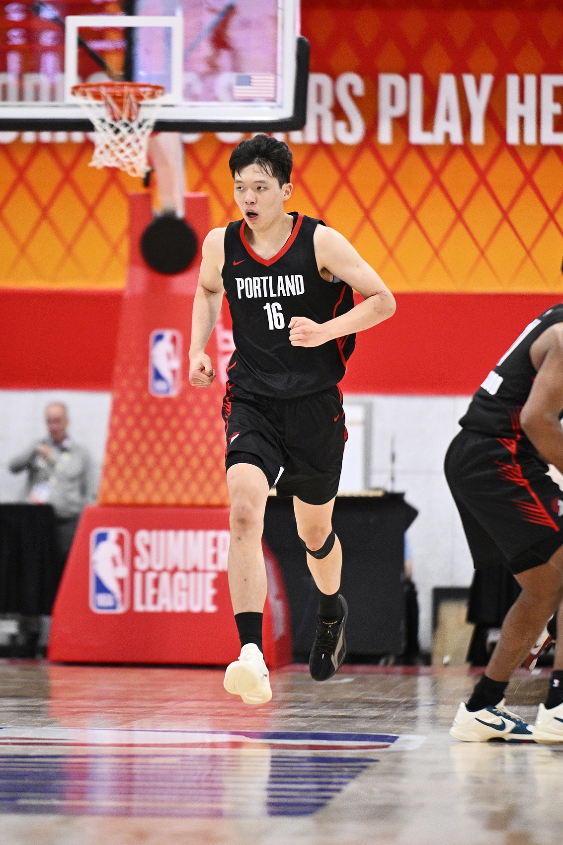 杨瀚森夏联首秀12+9+4 下半场三分2中2回应放空 杨瀚森夏联首秀12+9+4 下半场三分2中2回应放空