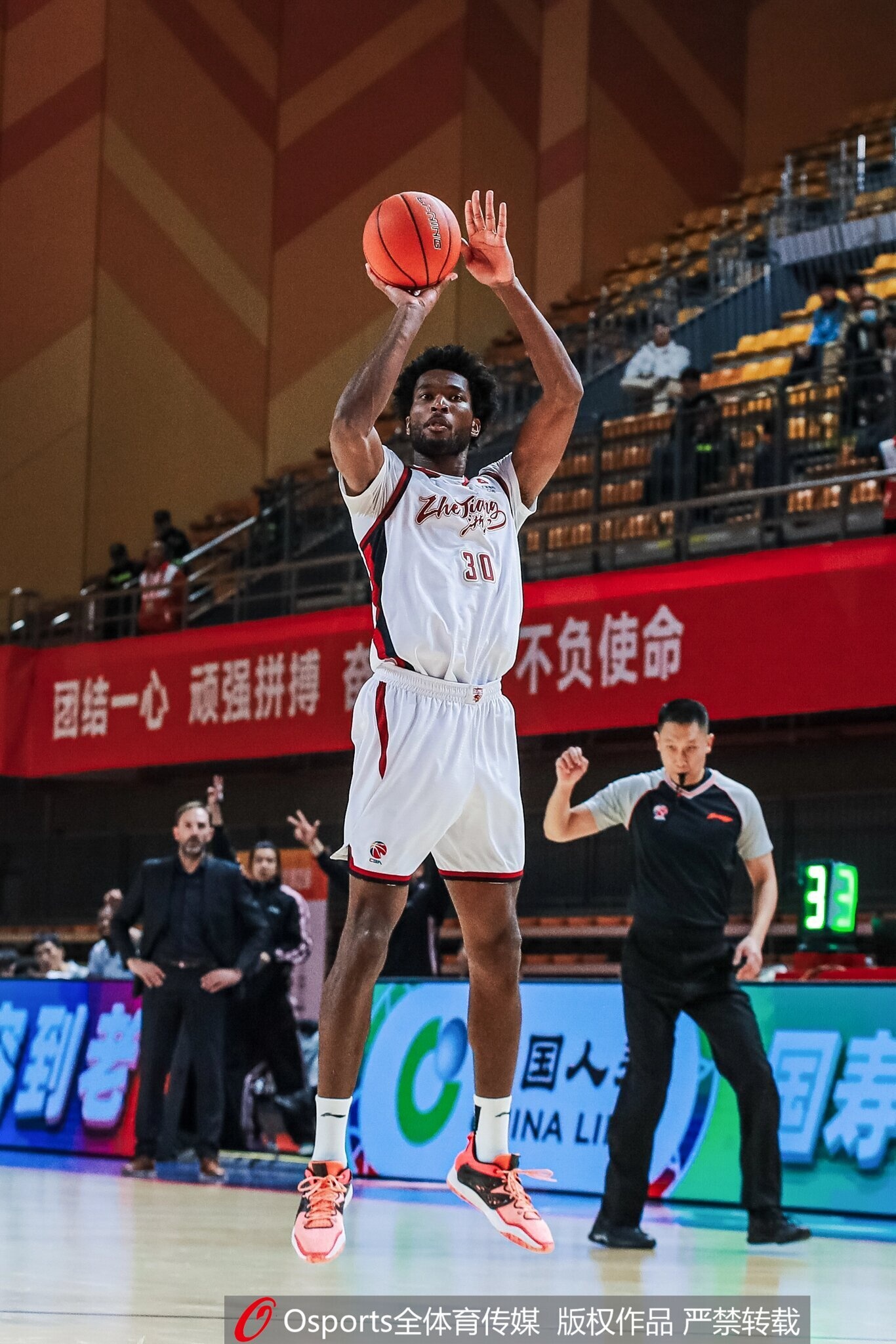 浙江男篮锁定双琼斯优先续约权 达米安·琼斯已签约西甲仍被保留 浙江男篮锁定双琼斯优先续约权 达米安·琼斯已签约西甲仍被保留