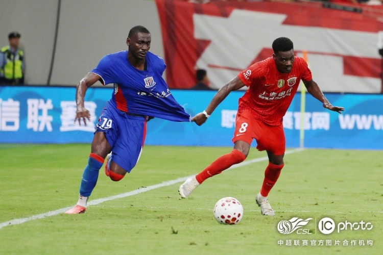 莱昂纳多闪击李新翔破门 上海海港2-0力克申花德比 莱昂纳多闪击李新翔破门 上海海港2-0力克申花德比