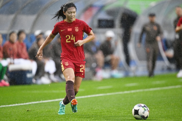 中国U20女足冒雨6000米拉练 三战朝鲜检验成色 中国U20女足冒雨6000米拉练 三战朝鲜检验成色