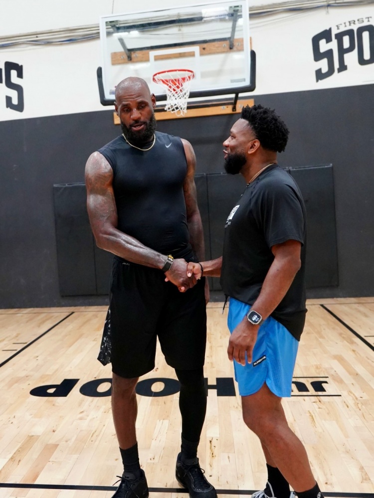 哈登与马克西洛杉矶合练 训练师晒照