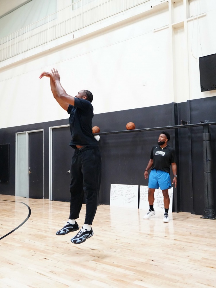 哈登与马克西洛杉矶合练 训练师晒照 哈登与马克西洛杉矶合练 训练师晒照