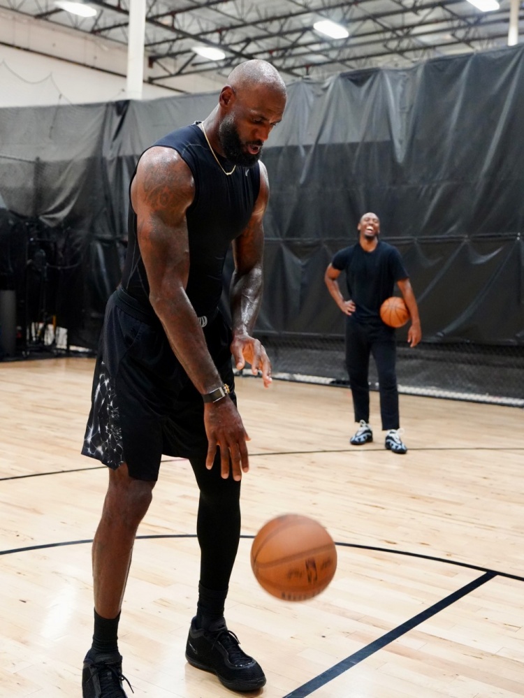 哈登与马克西洛杉矶合练 训练师晒照