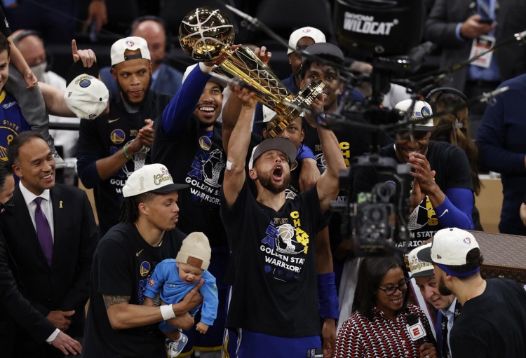 库里申请交易是错误选择 一人一城加成大于第五冠