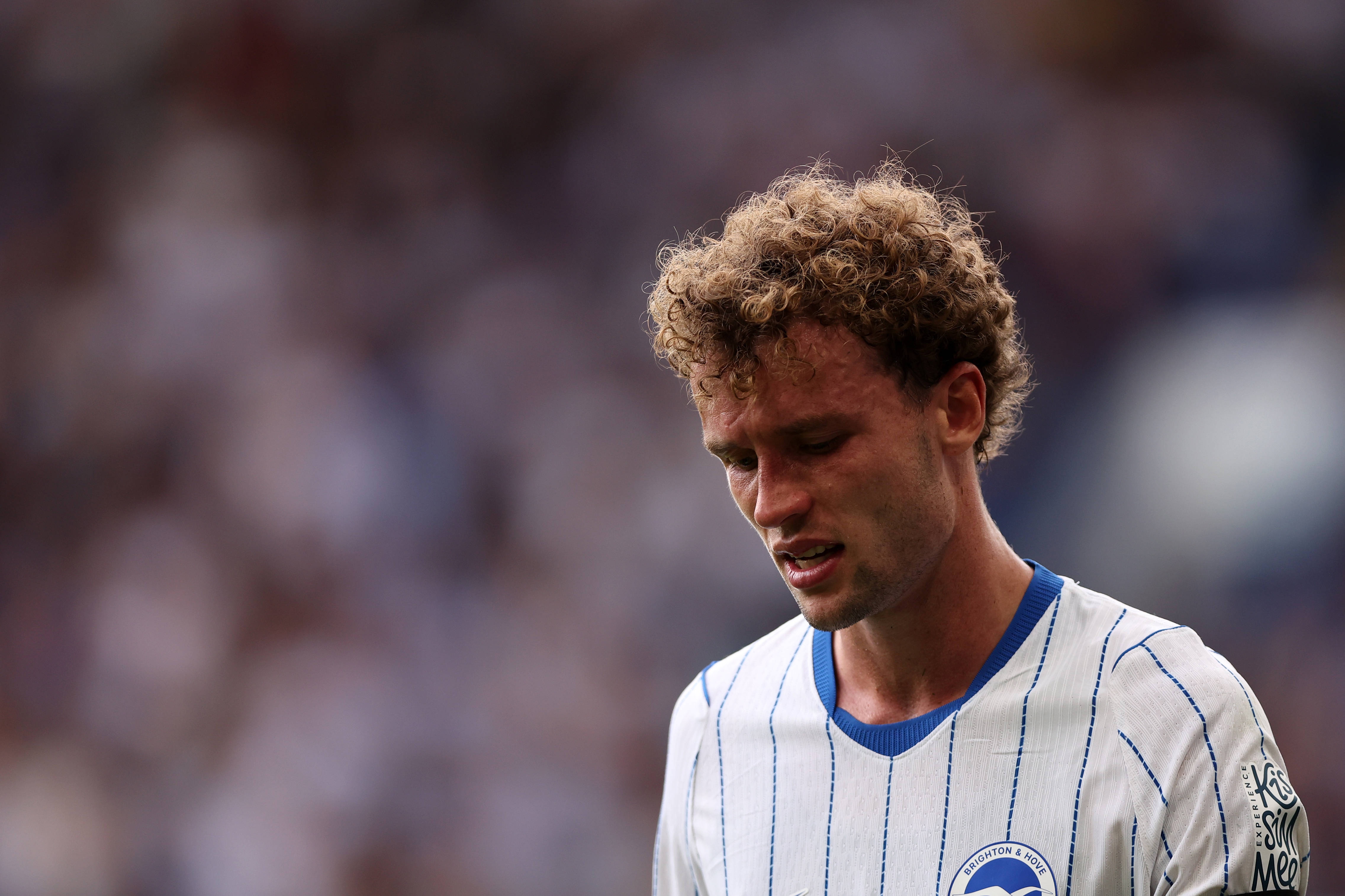 离奇受伤缺阵1个月!布莱顿后卫脸部挡球致膝盖受伤 拳击中较常见 离奇受伤缺阵1个月!布莱顿后卫脸部挡球致膝盖受伤 拳击中较常见