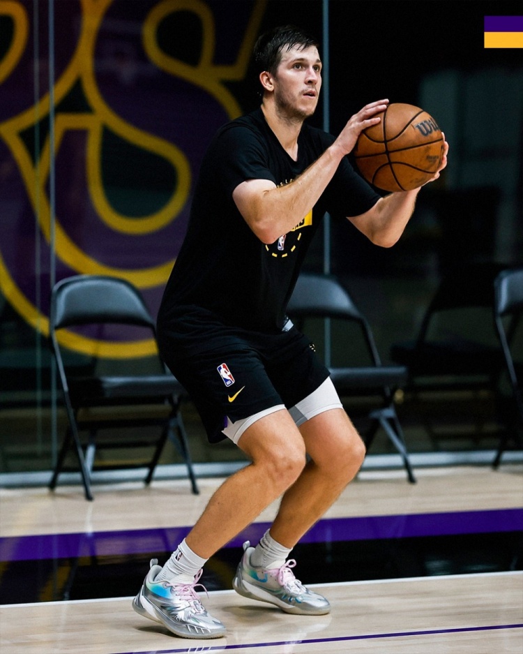备战新赛季！湖人官方晒里夫斯、塞克斯顿和卡尔训练照