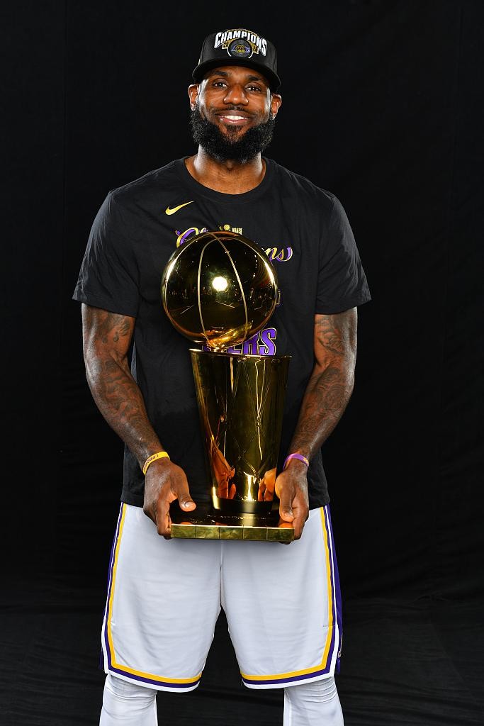 詹姆斯：很遗憾没能和湖人球迷一起庆祝夺冠 但那面冠军旗帜永恒